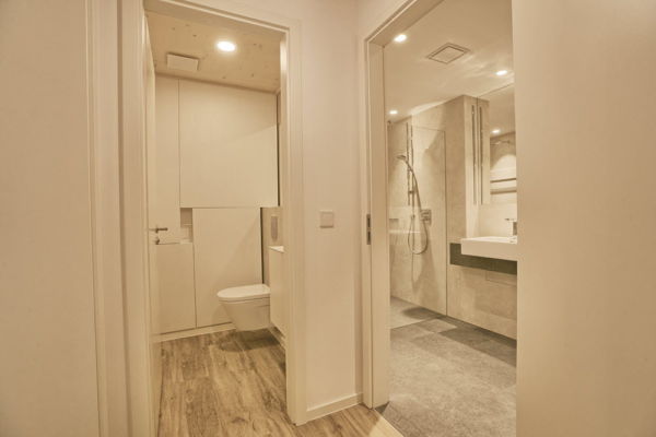 WC und Bad einer 4-Zimmer-Wohnung der Holzraummodule